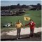 Golfing Pals incorniciato in bianco di Slim Aarons, Immagine 1