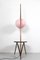 Lámpara de pie estilo Mid-Century en rosa y mesa American Nut, Imagen 5