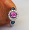 Ring aus 18 Karat Weißgold mit rosafarbenem unwarmem Saphirglas, blauem Saphirglas und Diamanten 3