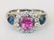 Ring aus 18 Karat Weißgold mit rosafarbenem unwarmem Saphirglas, blauem Saphirglas und Diamanten 1