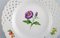 Meissen Teller aus durchbrochenem Porzellan mit handbemalten Blumen, 20. Jahrhundert 2