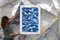 Cordicella a più strati, monotipo bianco e blu, forme organiche, 2021, Immagine 6