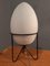 Lámpara Egg pequeña estilo Stilnovo de hierro y vidrio opalino, años 90, Imagen 1
