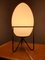 Lámpara Egg pequeña estilo Stilnovo de hierro y vidrio opalino, años 90, Imagen 3
