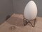 Lampada da tavolo con struttura in ferro e paralume in vetro opalino a forma di uovo in stile Stilnovo, anni '90, Immagine 5