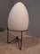 Lampada da tavolo con struttura in ferro e paralume in vetro opalino a forma di uovo in stile Stilnovo, anni '90, Immagine 1