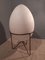 Lampada da tavolo con struttura in ferro e paralume in vetro opalino a forma di uovo in stile Stilnovo, anni '90, Immagine 3