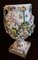 Vaso antico in porcellana bianca smaltata con decorazione floreale, Immagine 3