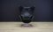 Silla Egg de cuero negro de Arne Jacobsen para Fritz Hansen, Imagen 1