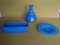 Blaue Opalglas Schale, Flasche und Teller mit Goldverzierung, 3er Set 1