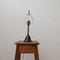 Lámpara de mesa antigua de latón y vidrio opalino, Imagen 2