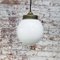 Lámpara colgante industrial vintage de latón y vidrio opalino blanco, Imagen 5