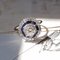 Anello antico in oro bianco 18 carati con diamanti e smalti blu, anni '40, Immagine 2