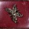 Spilla a forma di farfalla Art Nouveau in oro 18k e argento con rosette, rubini, smeraldi e zaffiri, Immagine 2