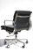 Sedia da scrivania EA217 in pelle nera di Charles Eames per ICF De Padova, Immagine 3