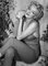 Marilyn Monroe Relaxes in Palm Springs Silbergelatine Harz Druck in Weiß von Baron 2