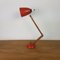 Lampada da tavolo Maclamp vintage rossa con braccioli in legno, Immagine 3