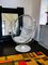 Sedia Bubble in ghisa laccata bianca, metallo cromato e vetro acrilico con cuscini argentati, Immagine 4