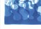 Kurvige Wasserströmung mit abstrakten Formen in Blautönen, Pool Style Cyanotype Print, 2021 4