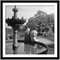 Donne alla Fontana Wilhelma Gardens, Stoccarda, Germania, 1935, Immagine 4