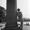 Donna poggiata su colonna Cannstatt, Germania, 1935, Immagine 1