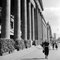 Woman Coming Along the Koenigsbau Palace, Stuttgart, Allemagne, 1935 1