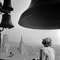 Frau unter dem Glockenspiel von Rathaus, Stuttgart Deutschland, 1935 1