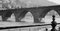 Blick auf die alte Brücke über den Neckar in Heidelberg, Deutschland 1936, gedruckt 2021 2