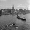 Barcazas Barcos en el puerto de Hamburgo a la iglesia de San Nicolás Alemania 1938 Impreso 2021, Imagen 1
