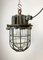 Lámpara colgante industrial enjaulada de hierro fundido gris, años 60, Imagen 4