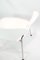 Silla modelo 3207 blanca con reposabrazos de Arne Jacobsen & Fritz Hansen, Imagen 12
