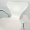 Sedia modello 3207 bianca con braccioli di Arne Jacobsen e Fritz Hansen, Immagine 4