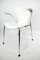 Sedia modello 3207 bianca con braccioli di Arne Jacobsen e Fritz Hansen, Immagine 6