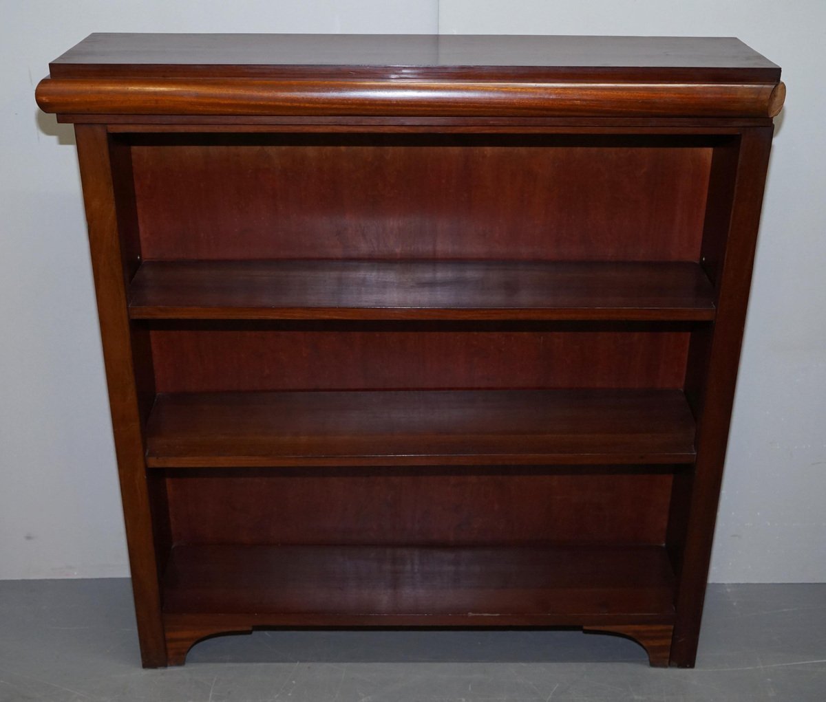 English Mahogany Corner Bookcases, Set of 2 for sale at Pamono