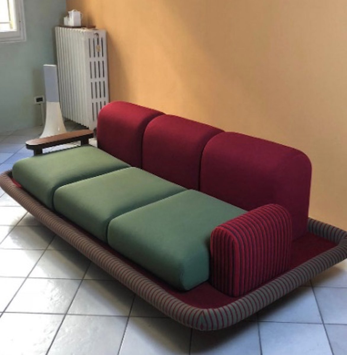 Flying Rug Sofa by Ettore Sottsass, 1974 for sale at Pamono