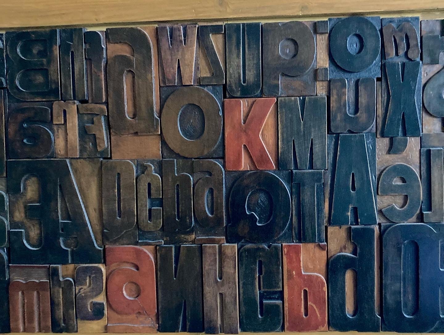 Tafel mit Typografischen Buchstaben bei Pamono kaufen