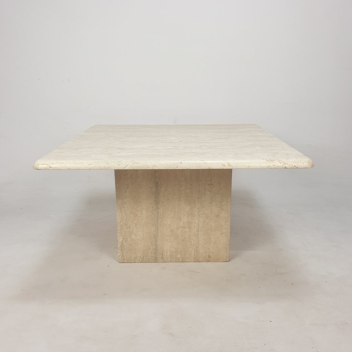 Table Basse Design En Travertin. Travail Italien Signé Stone