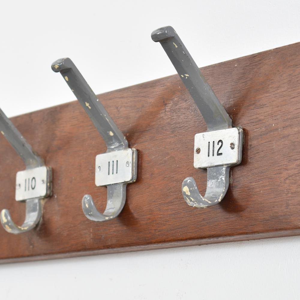 Patère porte manteau d'école vintage 1950 bois et métal - Un Bon Design Patère porte manteau d'école vintage 1950 bois et métal - Un Bon Design