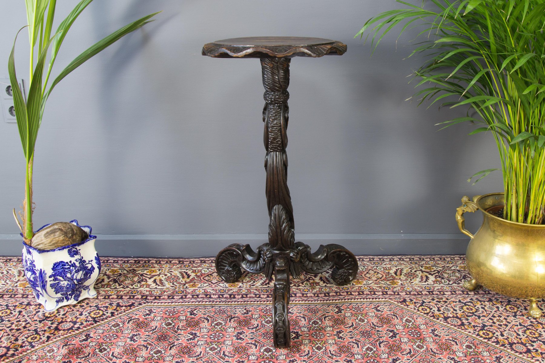 French Carved Pedestal Table for sale at Pamono