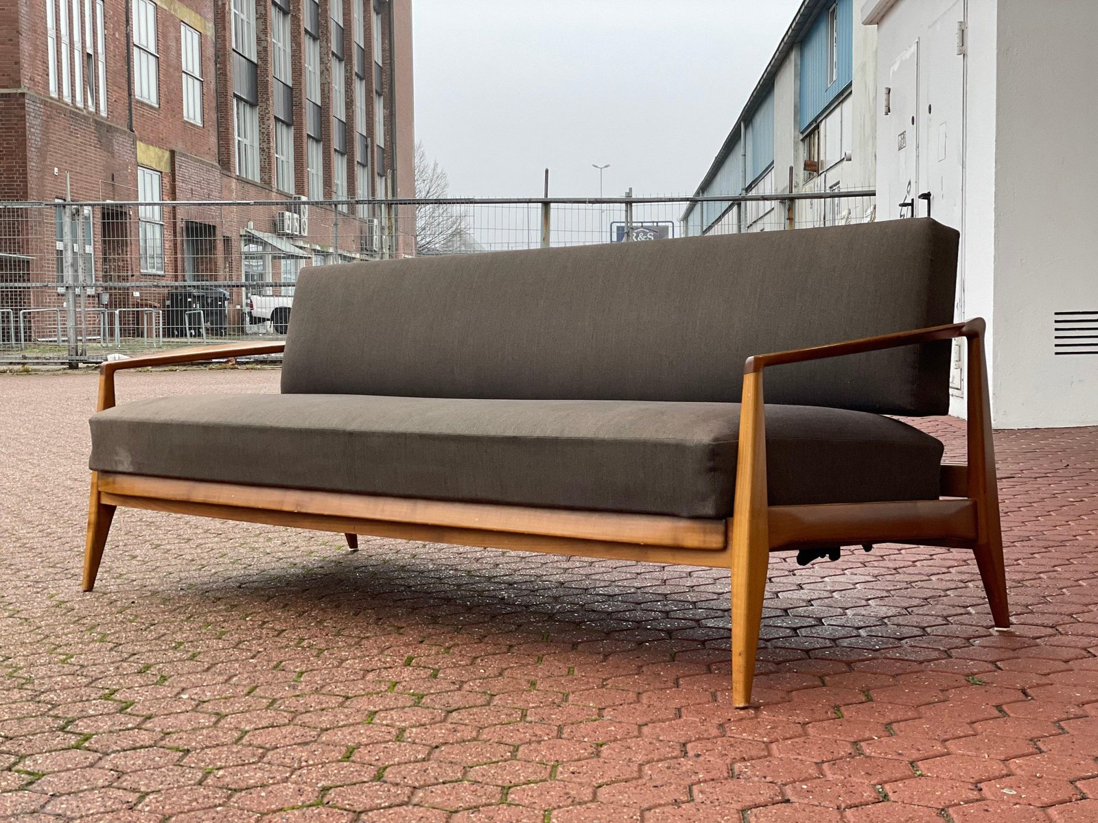 Retro Dänisches Mid-Century Teak Schlafsofa bei Pamono kaufen