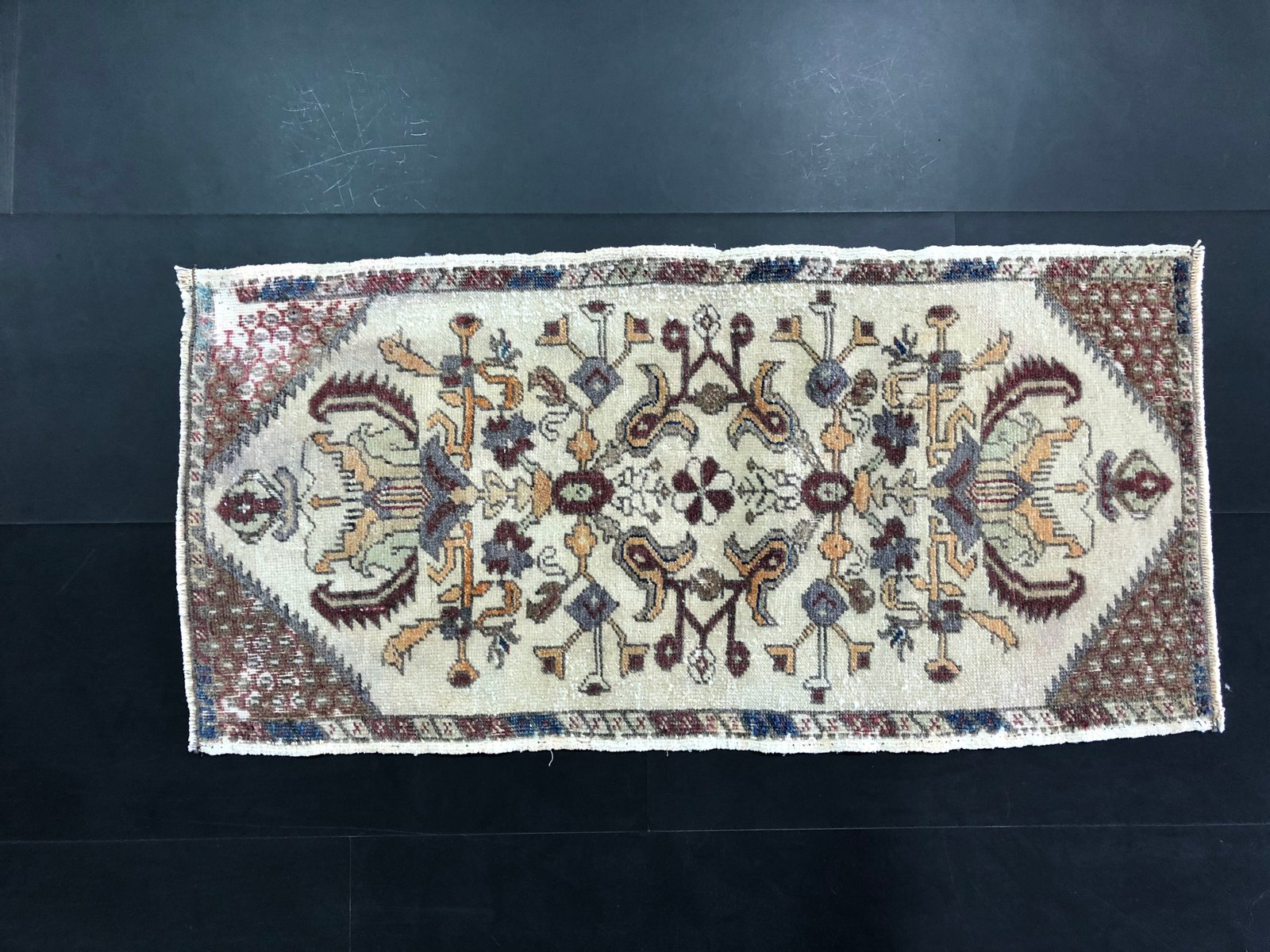 Small Vintage Traditional Rug for sale at Pamono