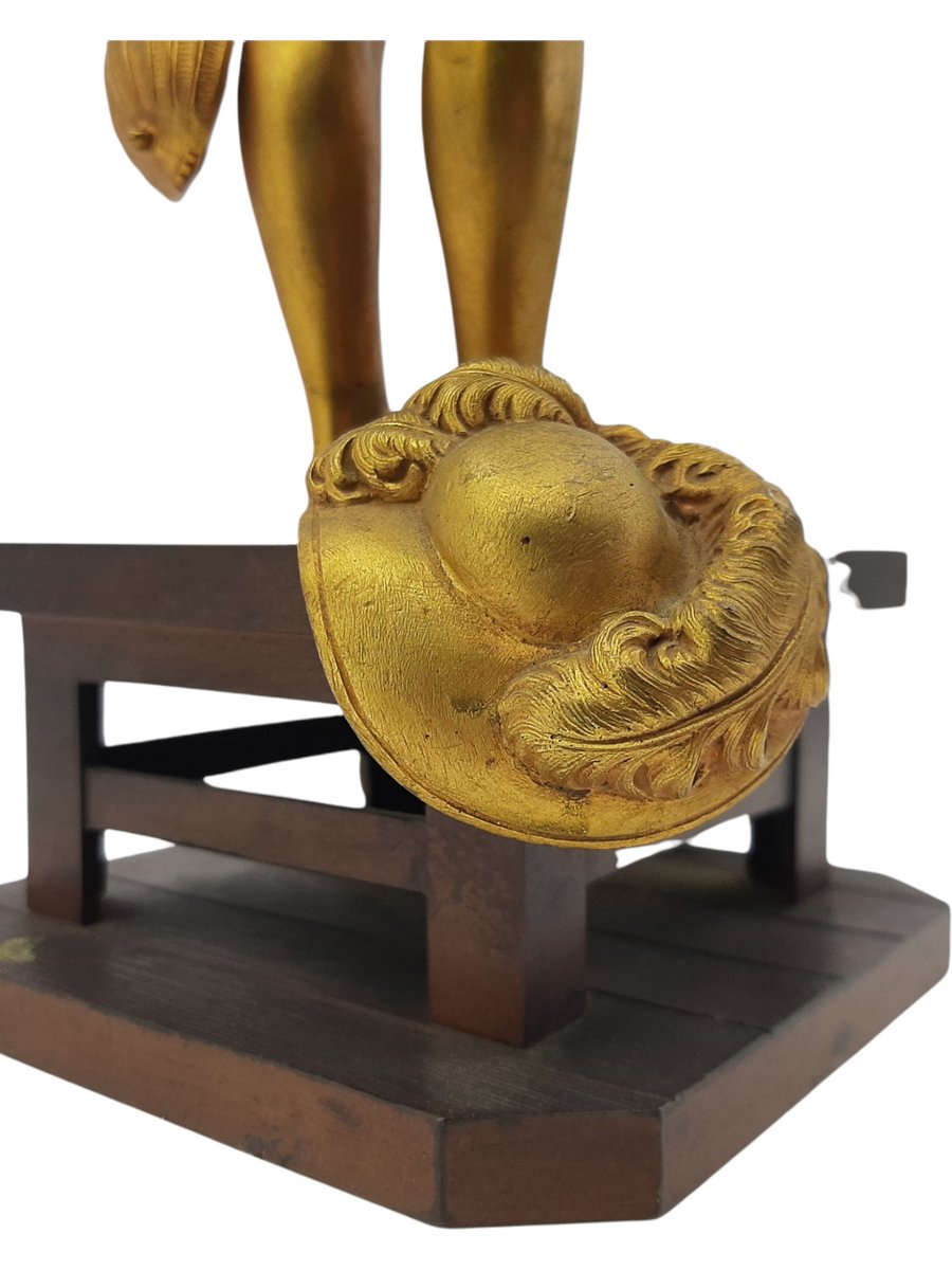 Escultura francesa de una parisina, bronce con base de madera en venta en Pamono