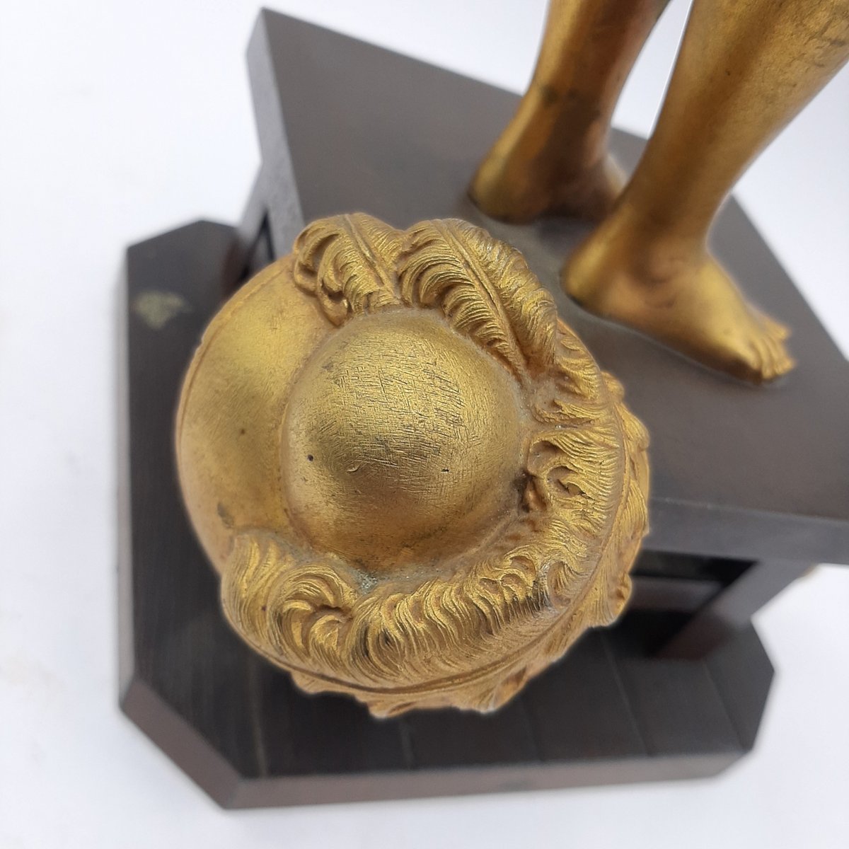 Escultura francesa de una parisina, bronce con base de madera en venta en Pamono