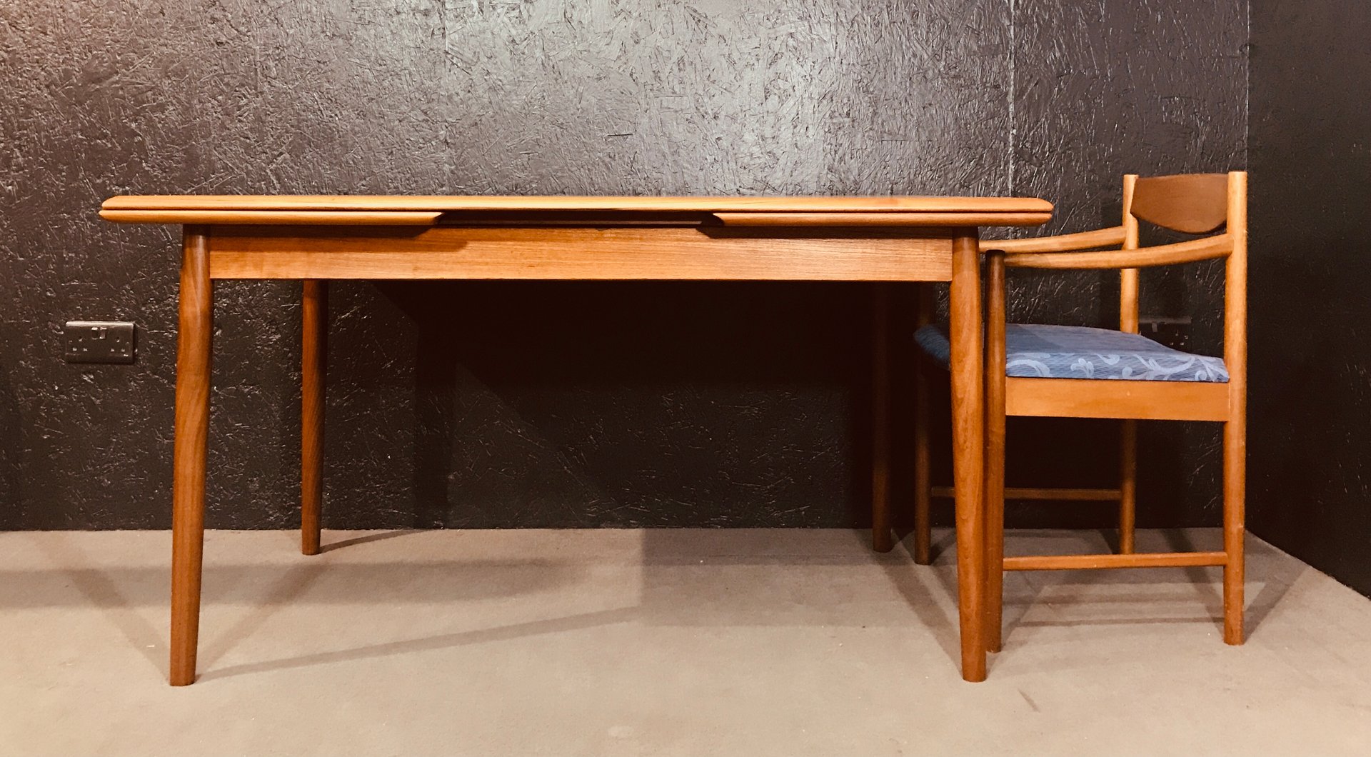 Ausziehbarer MidCentury Teak Tisch von Johannes Andersen für Möbler
