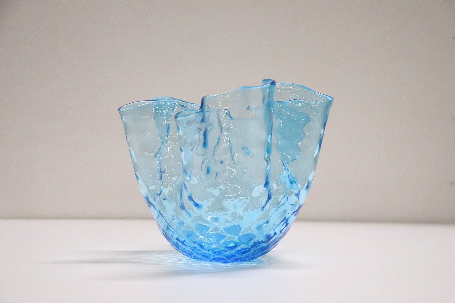 Italian Murano Glass Handkerchief Vase, 1950s for sale at Pamono