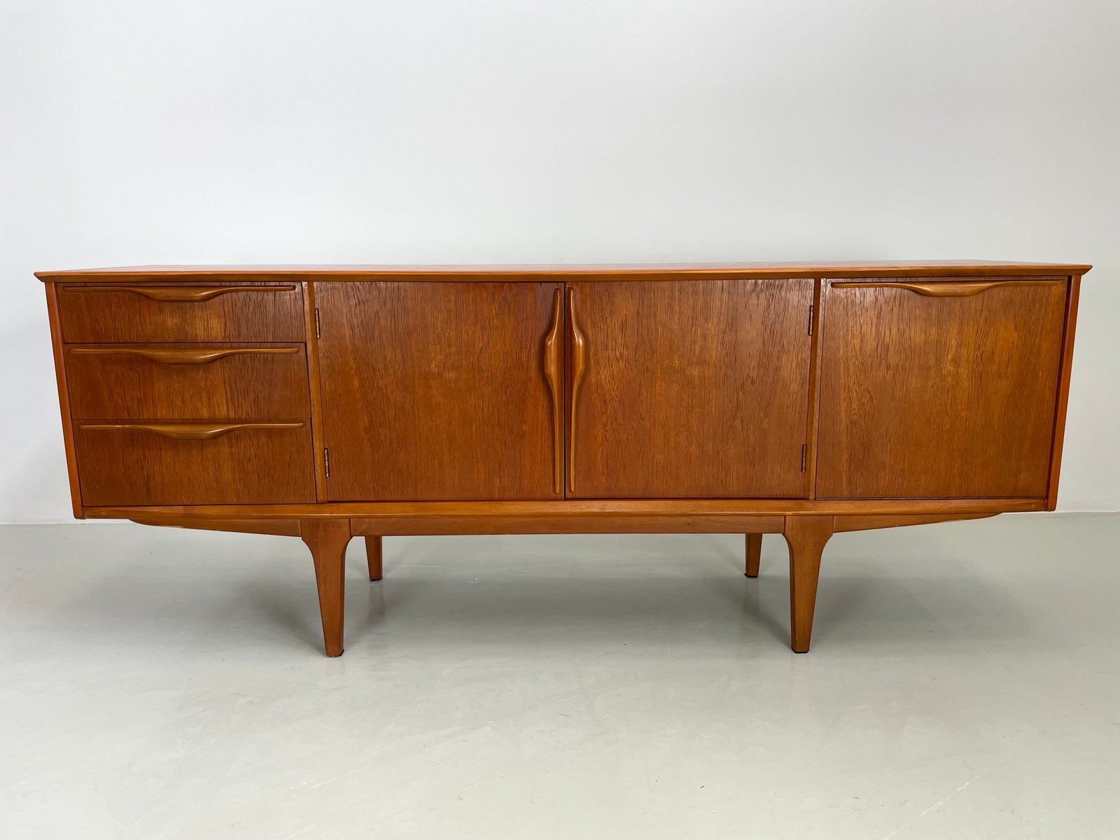 Credenza vintage in teak, anni '60 in vendita su Pamono