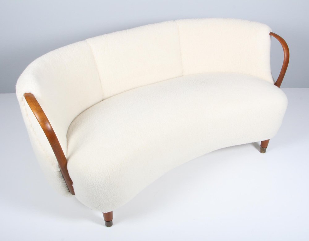 Geschwungenes Sofa aus Lammwolle im Stil von Viggo Boesen
