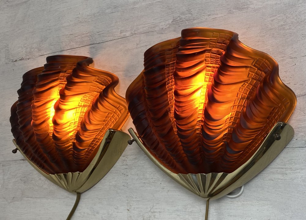 Art Deco Shell Wall Lights in Brass and Glass, 1930s, Set of 2 for sale at Pamono
