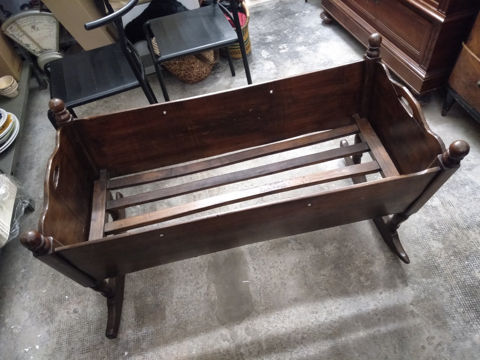 Berceau ancien à bascule en bois, 19ème | CHEZ LES VOISINS