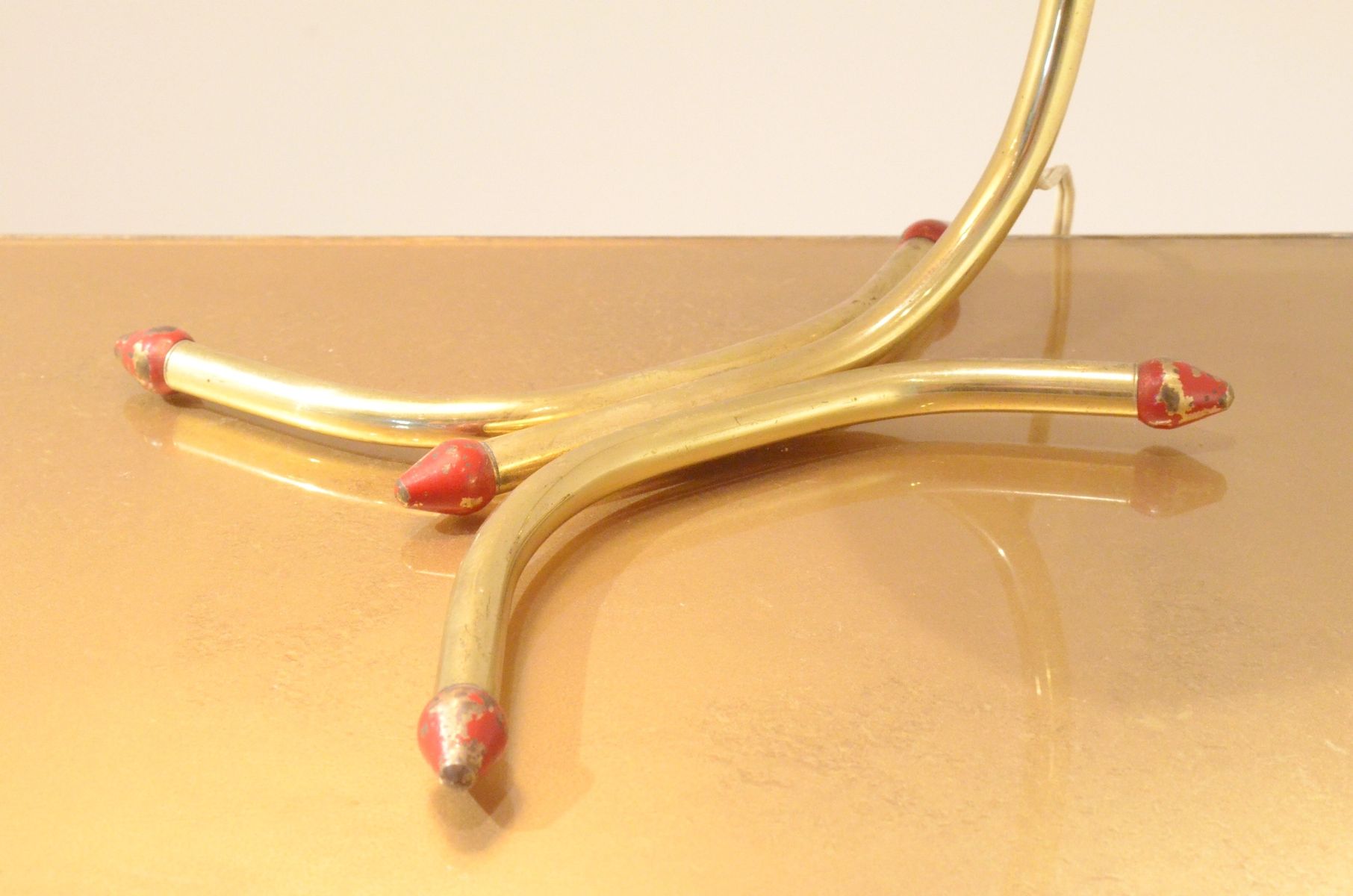 Italienische Geschwungene Tischlampe aus Rotem Metall & Messing, 1950er